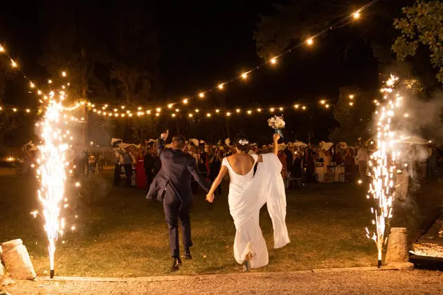 Entrada nupcial con fuegos