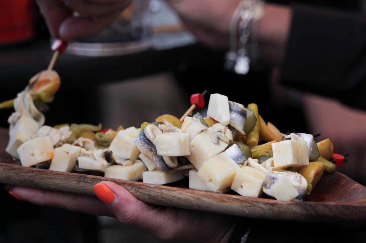 Pinchos sobre tabla de madera