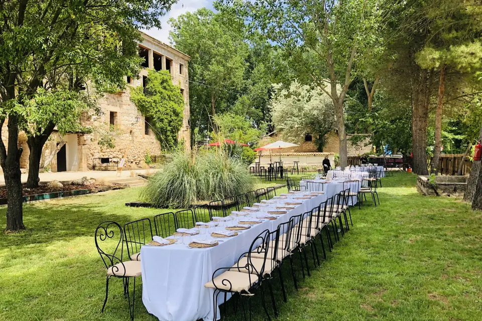 Mesa imperial en los jardines del Molino